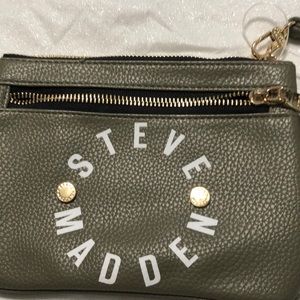 Steve Madden green wristlet never been used
